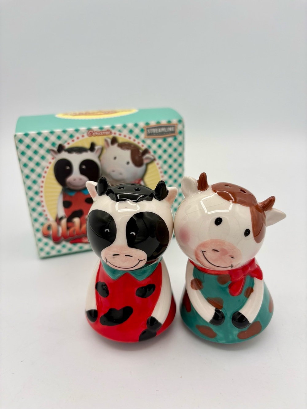 🐄Udderly Cute Salt & Pepper Shakers Cows Cuddling Ceramic Kitchen Dining Cow